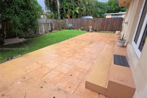 Casa en alquiler en Miami, Florida, 3 dormitorios, 198.72 m2 № 1947097 - foto 11
