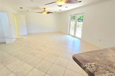 Casa en alquiler en Miami, Florida, 3 dormitorios, 198.72 m2 № 1947097 - foto 3