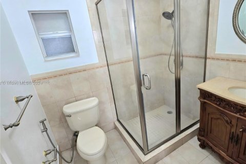 Casa en alquiler en Miami, Florida, 3 dormitorios, 198.72 m2 № 1947097 - foto 6