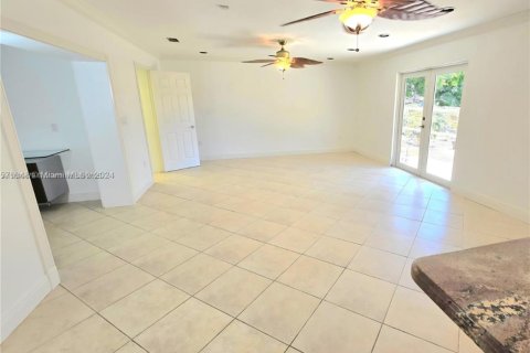 Casa en alquiler en Miami, Florida, 3 dormitorios, 198.72 m2 № 1947097 - foto 4