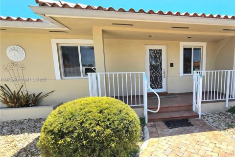 Casa en alquiler en Miami, Florida, 3 dormitorios, 198.72 m2 № 1947097 - foto 1