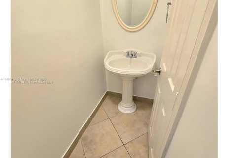 Casa en alquiler en Miami, Florida, 3 dormitorios, 198.72 m2 № 1947097 - foto 7