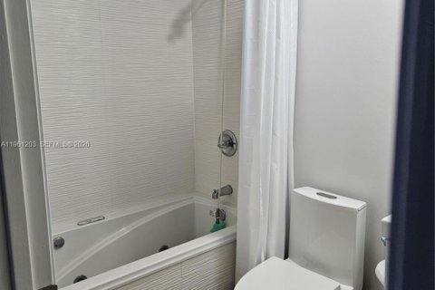 Touwnhouse à vendre à Dania Beach, Floride: 2 chambres, 103.12 m2 № 2024375 - photo 11