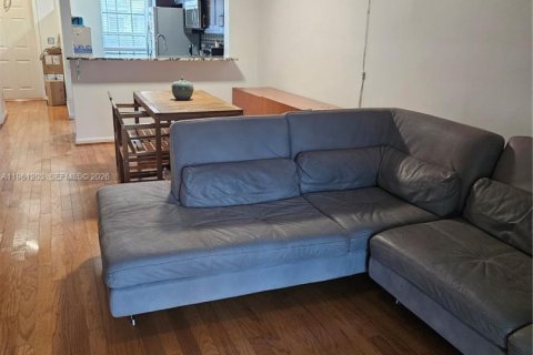 Touwnhouse à vendre à Dania Beach, Floride: 2 chambres, 103.12 m2 № 2024375 - photo 4