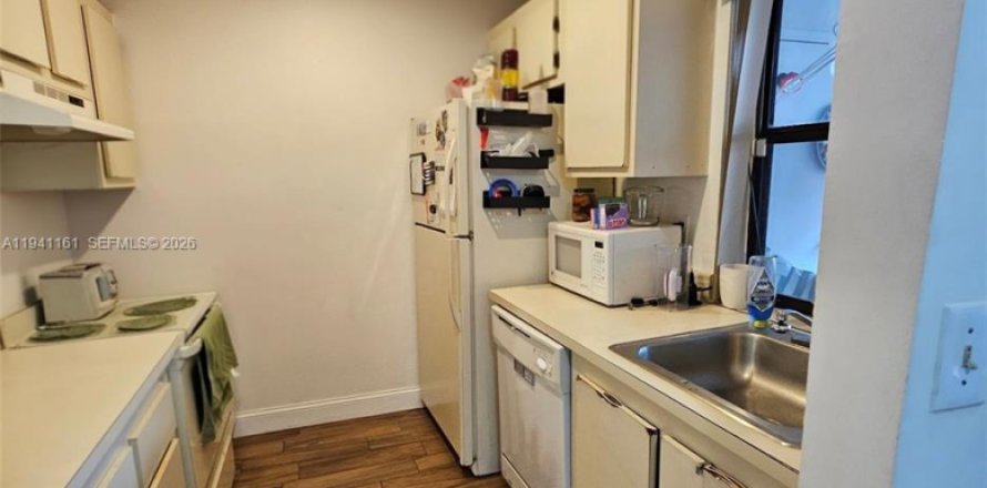 Таунхаус в Пемброк-Пайнс, Флорида 2 спальни, 117.06м2 № 1998685