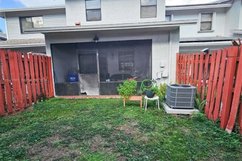 Купить таунхаус в Пемброк-Пайнс, Флорида 2 спальни, 117.06м2, № 1998685 - фото 17