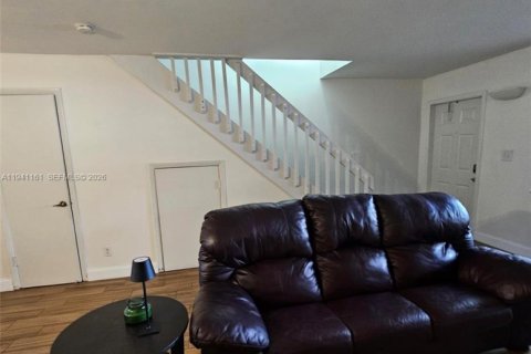 Купить таунхаус в Пемброк-Пайнс, Флорида 2 спальни, 117.06м2, № 1998685 - фото 2