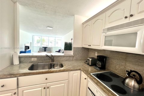 Кондоминиум с 1 спальней в Майами-Бич, Флорида № 2058003