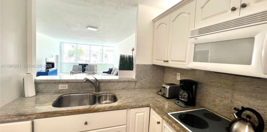 Кондоминиум с 1 спальней в Майами-Бич, Флорида № 2058003