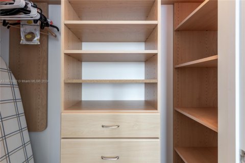 Condo in Hallandale Beach, Florida, 3 bedrooms  № 2059855 - photo 30