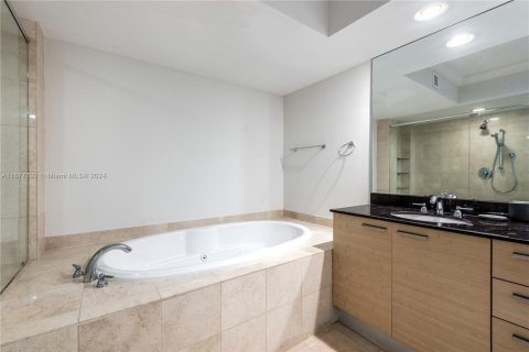 Condo in Hallandale Beach, Florida, 3 bedrooms  № 2059855 - photo 25