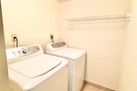 Condominio en venta en Pembroke Pines, Florida, 2 dormitorios, 94.39 m2 № 1949965 - foto 11