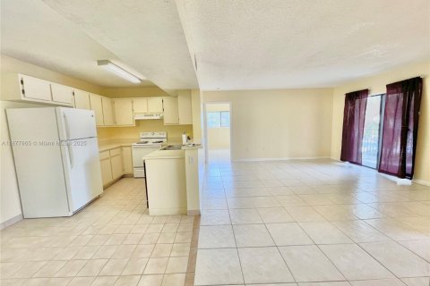 Condominio en venta en Pembroke Pines, Florida, 2 dormitorios, 94.39 m2 № 1949965 - foto 2