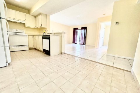 Condominio en venta en Pembroke Pines, Florida, 2 dormitorios, 94.39 m2 № 1949965 - foto 5