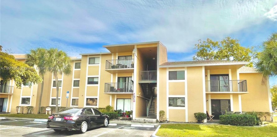 Condominio en Pembroke Pines, Florida, 2 dormitorios  № 1949965