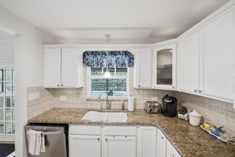House in Stuart, Florida 3 bedrooms, 155.7 sq.m. № 2177097 - photo 13