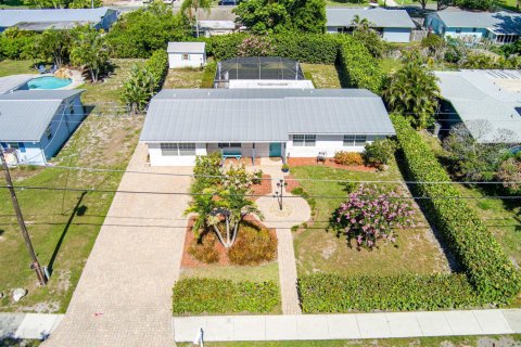 House in Stuart, Florida 3 bedrooms, 155.7 sq.m. № 2177097 - photo 2