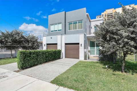 Townhouse in Miami, Florida 4 bedrooms, 241.55 sq.m. № 1478063 - photo 2