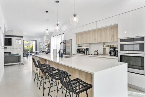 Townhouse in Miami, Florida 4 bedrooms, 241.55 sq.m. № 1478063 - photo 12