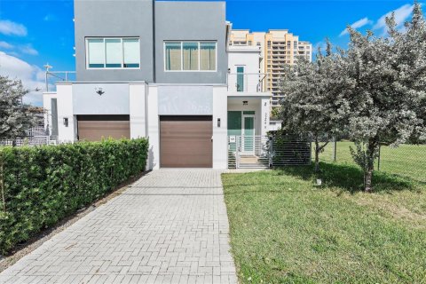 Townhouse in Miami, Florida 4 bedrooms, 241.55 sq.m. № 1478063 - photo 4