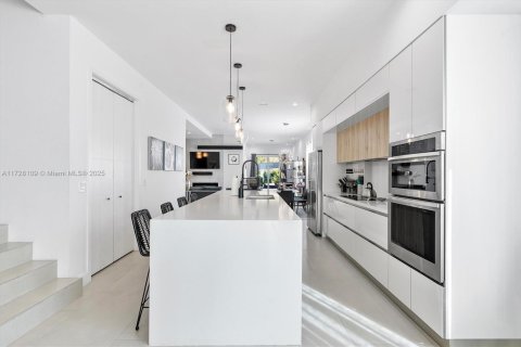 Townhouse in Miami, Florida 4 bedrooms, 241.55 sq.m. № 1478063 - photo 11