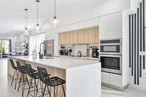 Townhouse in Miami, Florida 4 bedrooms, 241.55 sq.m. № 1478063 - photo 1