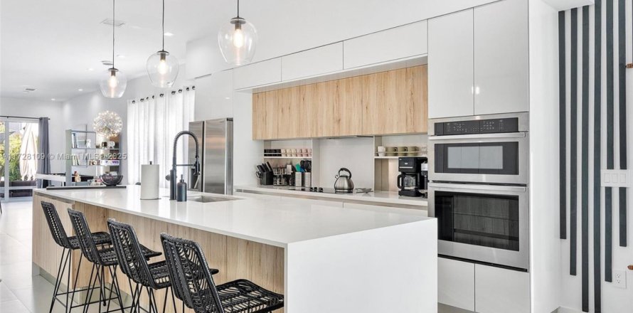 Townhouse in Miami, Florida 4 bedrooms, 241.55 sq.m. № 1478063