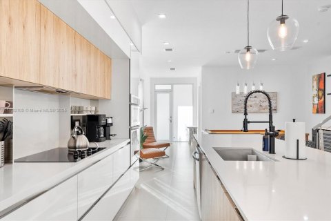 Townhouse in Miami, Florida 4 bedrooms, 241.55 sq.m. № 1478063 - photo 15