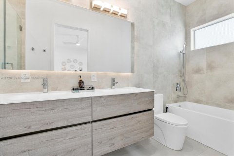 Townhouse in Miami, Florida 4 bedrooms, 241.55 sq.m. № 1478063 - photo 29