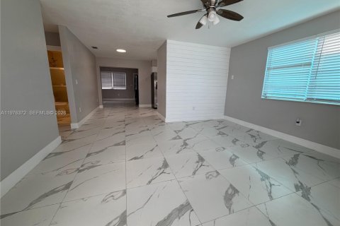 House in Hialeah, Florida 3 bedrooms № 2040678 - photo 2