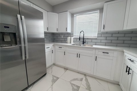 House in Hialeah, Florida 3 bedrooms № 2040678 - photo 3