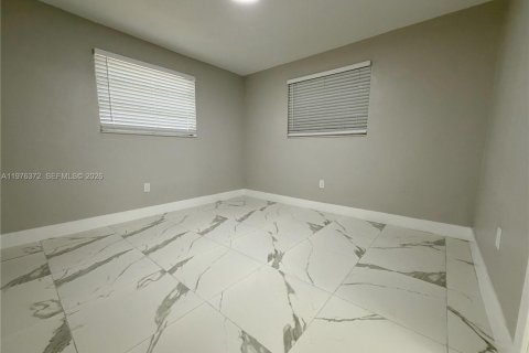 House in Hialeah, Florida 3 bedrooms № 2040678 - photo 10