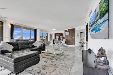 Condo in Aventura, Florida, 2 bedrooms  № 2027841 - photo 9