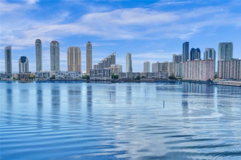 Condo in Aventura, Florida, 2 bedrooms  № 2027841 - photo 27