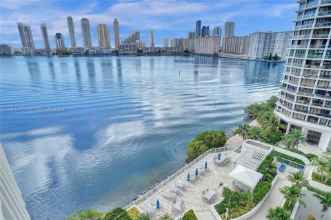 Condo in Aventura, Florida, 2 bedrooms  № 2027841 - photo 25