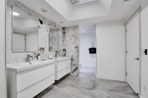 Condo in Aventura, Florida, 2 bedrooms  № 2027841 - photo 18