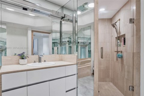 Condo in Aventura, Florida, 2 bedrooms  № 2027841 - photo 22