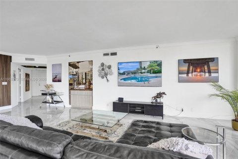 Condo in Aventura, Florida, 2 bedrooms  № 2027841 - photo 10