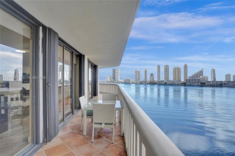 Condo in Aventura, Florida, 2 bedrooms  № 2027841 - photo 24