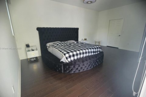 House in Doral, Florida 4 bedrooms, 214.6 sq.m. № 1977639 - photo 22