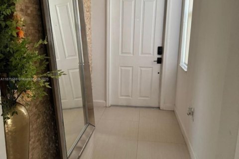 House in Doral, Florida 4 bedrooms, 214.6 sq.m. № 1977639 - photo 9