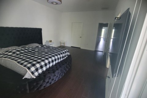 House in Doral, Florida 4 bedrooms, 214.6 sq.m. № 1977639 - photo 23