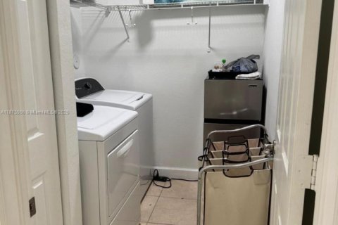 House in Doral, Florida 4 bedrooms, 214.6 sq.m. № 1977639 - photo 19