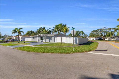 Villa ou maison à louer à Pembroke Pines, Floride: 4 chambres, 125.6 m2 № 2022187 - photo 2