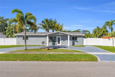 House in Pembroke Pines, Florida 4 bedrooms, 125.6 sq.m. № 2022187