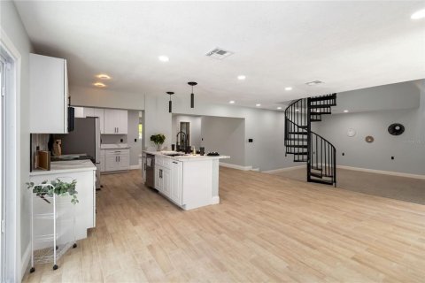 House in DeLand, Florida 4 bedrooms, 311.78 sq.m. № 1815869 - photo 11
