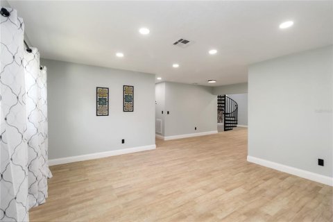 House in DeLand, Florida 4 bedrooms, 311.78 sq.m. № 1815869 - photo 6
