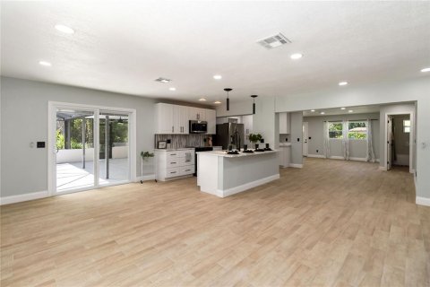 House in DeLand, Florida 4 bedrooms, 311.78 sq.m. № 1815869 - photo 14