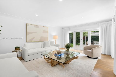 House in Coral Gables, Florida 4 bedrooms, 334.54 sq.m. № 1763500 - photo 4