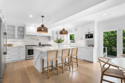 House in Coral Gables, Florida 4 bedrooms, 334.54 sq.m. № 1763500 - photo 6